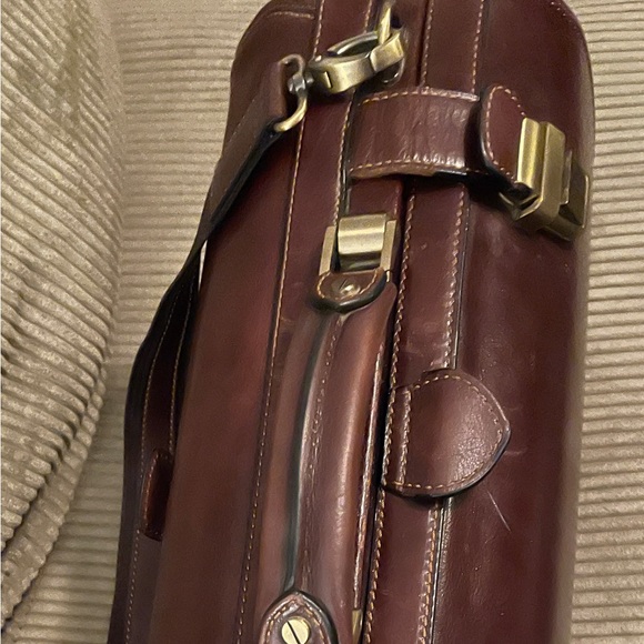 Classic Leather Briefcase in Rich Brown - Picture 4 of 8